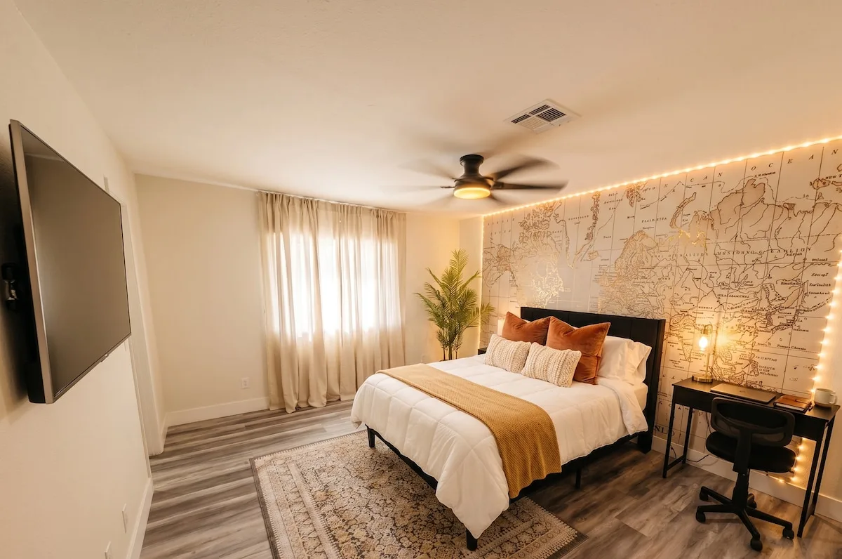 Modern Oasis 5-min to strip sleeps 6 pool spa